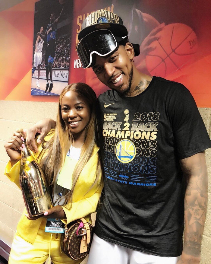 杨鸣：辽宁男篮进入新老更替时期，先打进季后赛再图发展（杨鸣：辽篮处于新老交替阶段，先确保季后赛资格再谋发展）